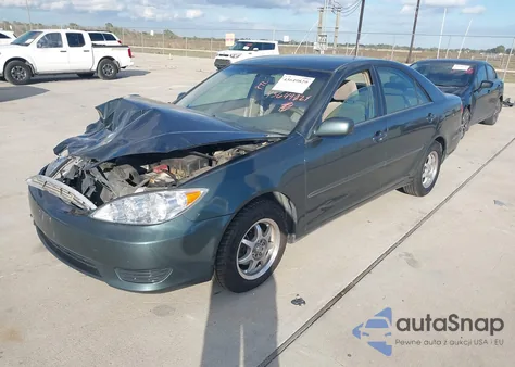 2005 Toyota Camry Le z USA, uszkodzony, nr VIN 4T1BE32K55U100083